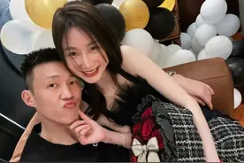甜度拉满！广东队长周鹏情人节撒“狗粮”，娇妻抢镜，俊男靓女图片