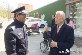 大爷超市结账掉落钱包 女子“凌空一脚”据为己有图片