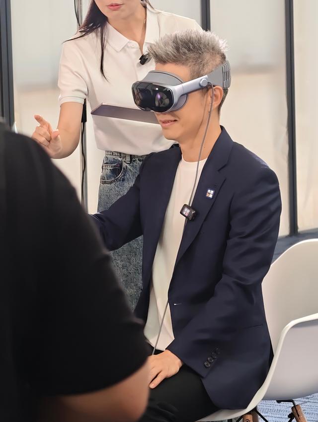 央视朱广权提前体验vivo Vision头显，双指捏合“轻松上头”