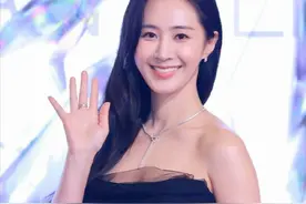 香港这一夜，中日韩女星风情万种，但都被一位中国女星抢走了风头图片