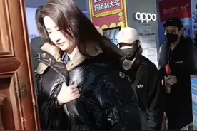 34岁刘亦菲生图曝光，双下巴明显皮肤白到发光，穿旧棉服好节俭图片