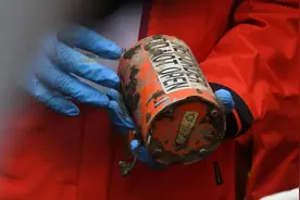 飞机出现意外，飞行员联系塔台不是首要的图片