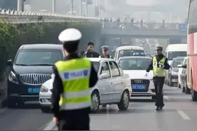 车牌不装4颗螺丝要扣12分，为啥只给2颗？内行人说出了答案图片