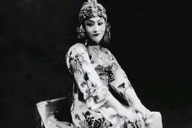 新婚夜掀开盖头，妻子变成姑姑，新郎无奈接受，如今名字家喻户晓图片