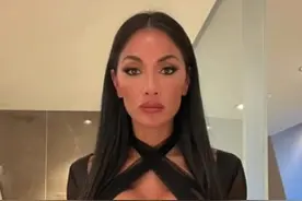 妮可·舒尔辛格穿着深 V 型紧身胸衣和紧身皮裤，展示了丰满的身材图片
