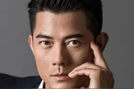 经纪人父亲百岁离世，郭富城携妻儿前往祭拜扶灵，关系亲如父子图片