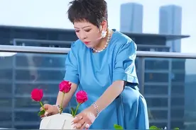 向太家中插花太奢华！手腕上戴一大串钻石，桌上一个花瓶价格过万图片