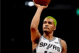 NBA又诞生一怪异罚球姿势，马刺“精神小伙”自创单臂罚球图片