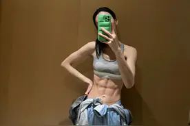 变金刚芭比！金晨晒健身照秀腹肌，穿吊带礼服裙肱二头肌抢镜图片