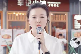 40岁知名女歌手近况堪忧，站路边高歌无人识，当场飙高音太卖力图片