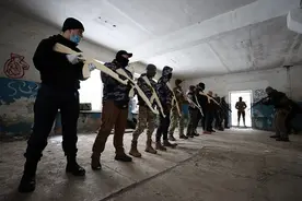 俄乌大战倒计时？英军特种兵增援后，乌克兰连夜号召民众战争培训图片