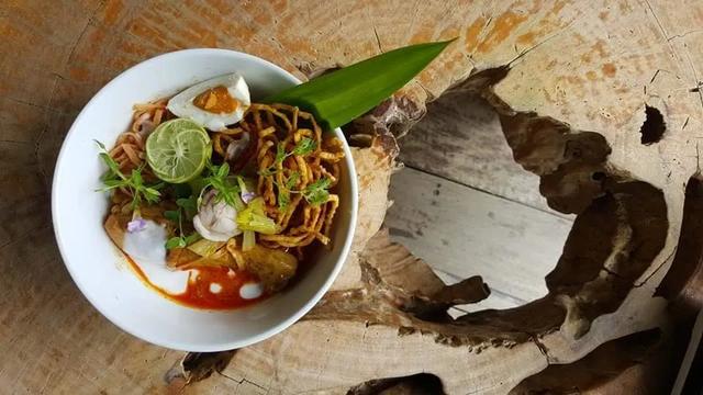 Stay Wild & Cafe 在清迈瀑布附近设有木制小屋，非常适合逃离城市
