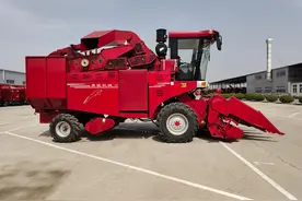 勇猛双割台茎穗兼收玉米机亮相，收割抛洒好得不止一点图片