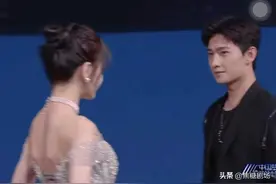 杨洋热巴唱歌对视太甜，为了坐热巴身边，杨洋疑似特意搬了把椅子图片