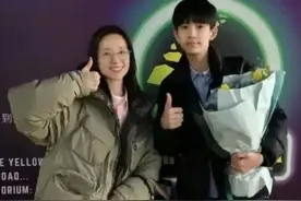 董洁儿子长大了，同框比妈妈高半个头，被赞是“最帅星二代”图片
