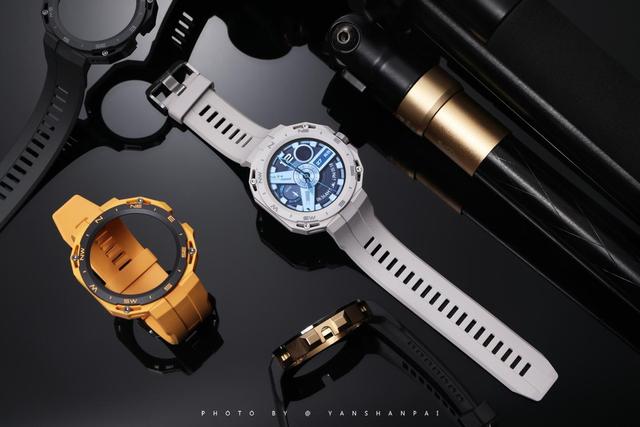 �ܴ�һ���̫���ģ���Ϊ�׿�ɻ����������ֱ�WATCH GT Cyber����