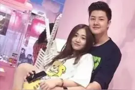 刘纯燕23岁女儿订婚，帅气“金龟婿”1米95，岳父王宁穿喜庆红衣图片