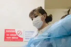给尸体化妆的女人图片