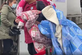 湖南一小学放假学生搬行李搬出“逃荒”感，抖腿那一下抖出了精髓图片