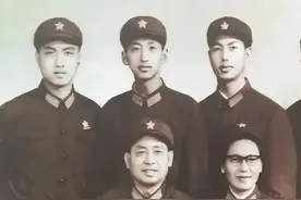 1944年，开国将军李天佑见女友家长，岳父惊呼道：原来是你呀图片