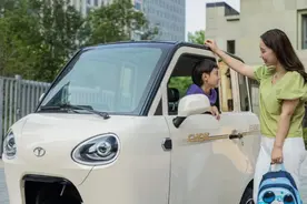 大阳推出一款封闭三轮车：外观时尚，能骑10年，续航可达100公里图片