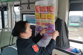 乘客丢失雨伞担心淋雨，驾驶员送爱心雨衣暖人心图片