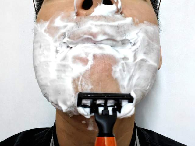 男生又一好玩又实用的玩具，焕醒星洞小飞碟手动剃须刀上手体验