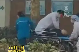 路人拍下感人一幕：医护人员推着担架拼命奔跑，医生跪着全力抢救病人图片