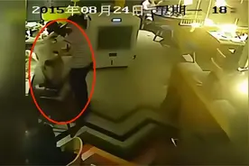 祸从口出！火锅店员加汤不及时被就餐女士讽刺，竟端起热水泼过去图片