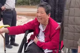 广东一老人瘫痪27年再回娘家，81岁嫂嫂出门相迎，一句话让人泪目图片