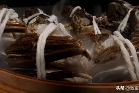 遍地都是养螃蟹的，凭什么他养的有9.6两！2000多元一只图片