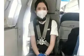 一些搞笑的神回复：有一种尴尬叫跟空姐对视，瞄哪都不合适图片