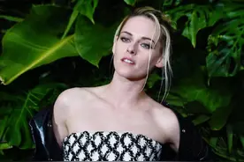 奥斯卡派对一枝花！暮光女小k披皮衣亮相，大胆秀出完美香肩图片