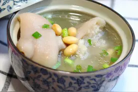 炖猪蹄汤，牢记三个料不要放，教你正确做法，汤鲜香不腥特好喝图片