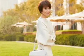 袁泉真是中年女人的穿衣模板：裙过膝，衣成套，过了40岁更耐看图片
