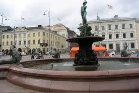 行走在芬兰首都赫尔辛基图片