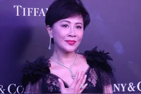 刘嘉玲的气质真不一般，一袭蕾丝长裙好妩媚，生图看出皱纹也很美图片