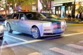 上海千万劳斯莱斯上街，后座一金毛探头看风景，网友：活得不如狗图片