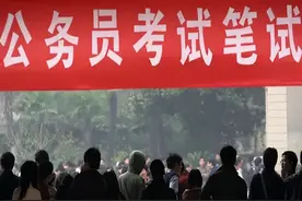 公务员真的只有三千月薪吗？网友：把工资拿出来晒晒太阳，敢吗？图片