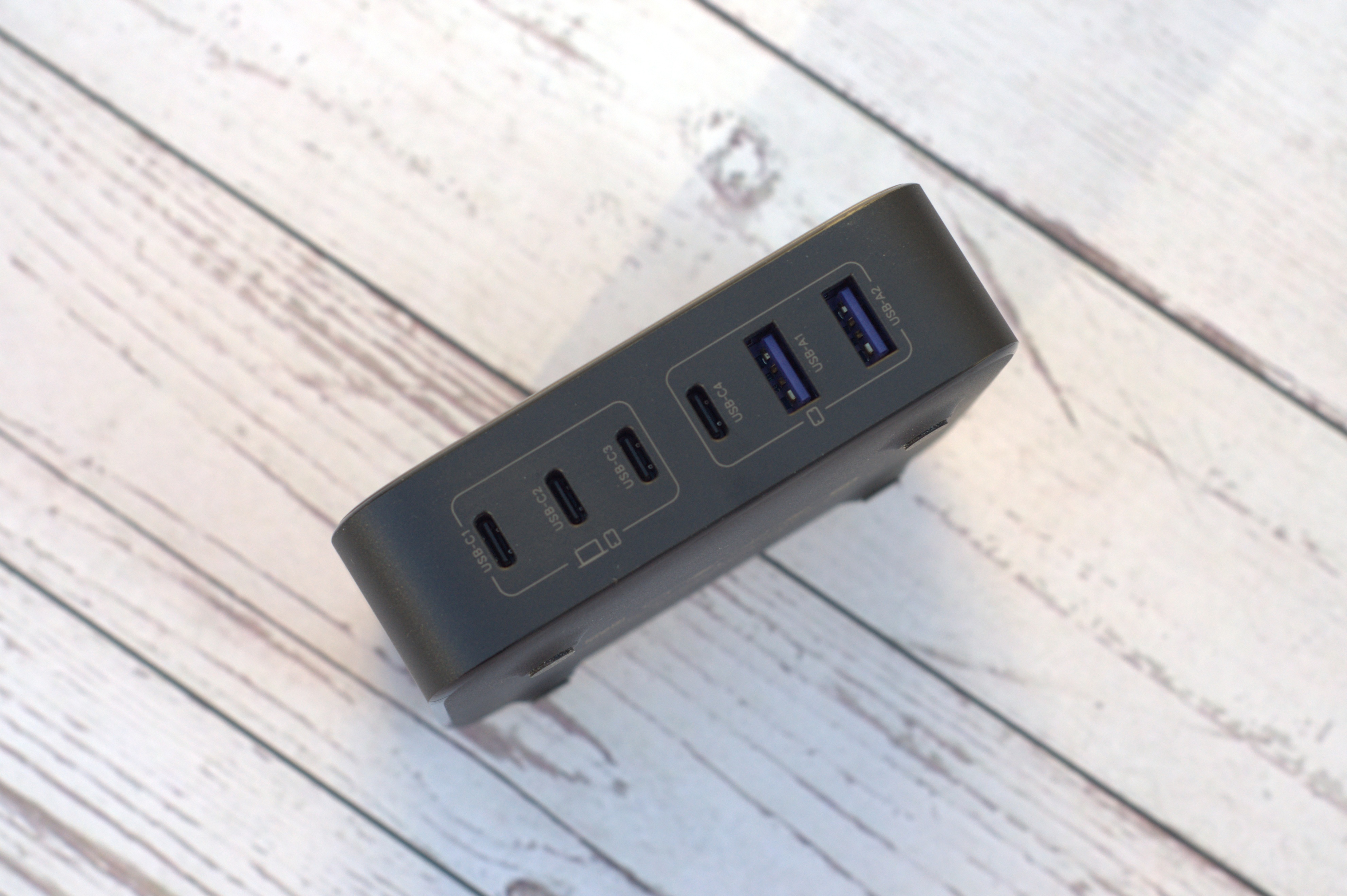 让桌面化繁为简，绿联200W氮化镓充电器就有这个魔法