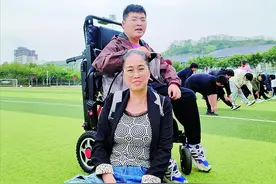 儿子患上罕见病，曾被医生预言难活过18岁，父母没有放弃，妈妈一直陪读，如今考上大学图片