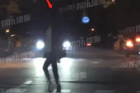 王宝强携女友开豪车聚餐，相处似老夫老妻，冯清超模身材长腿吸睛图片