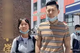 “最嫩老爸”火了，接女儿放学被误认是情侣，女儿澄清：这是我爹图片