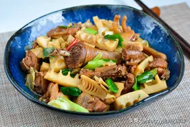 春天爱吃的2锅炖肉，用春季专属菜同炖，肉烂味鲜，一滴汤都不剩图片