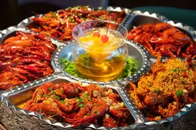 啤酒配小龙虾，这才是夏天的味道图片