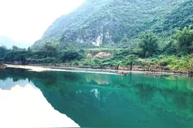 徒步新疆的路边，捡到一块3吨重的石头，专家说价值450万图片