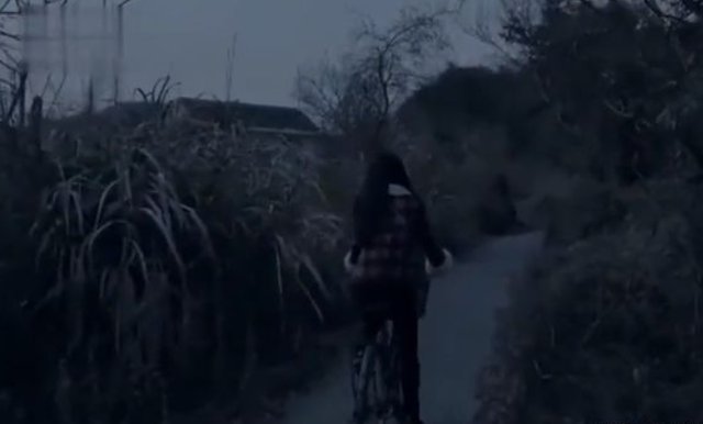年轻美女被拖进墓地轮奸，俩醉汉施暴四小时，残忍程度令人发指！