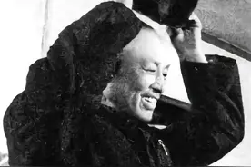 75年战犯周养浩被特赦，刚出狱就翻脸不认人：原来先前都是伪装的图片