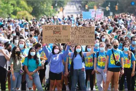 加拿大中学生不再忍了！彻底集体爆发图片