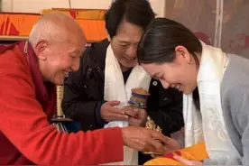 李连杰一家四口国外度假！利智罕见现身，搀扶李连杰散步好恩爱图片